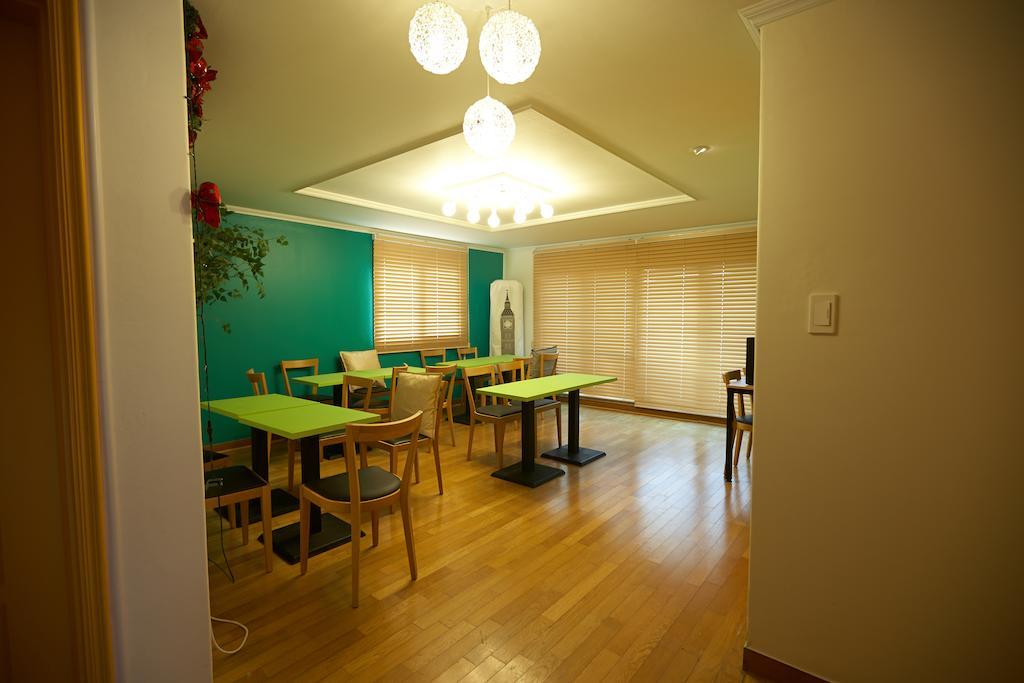 Moon Hostel Seoul Exteriör bild