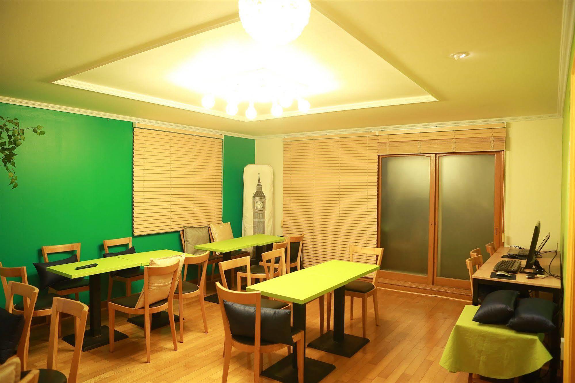 Moon Hostel Seoul Exteriör bild